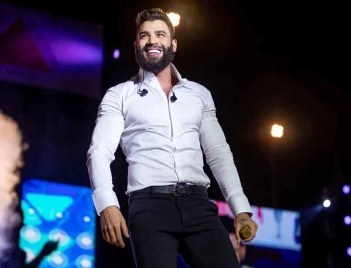 “Quem votar em mim vai ganhar seis anos de cachaça para beber todo mês. Não terá desculpa para não beber”, disse o cantor aos fãs durante um show.