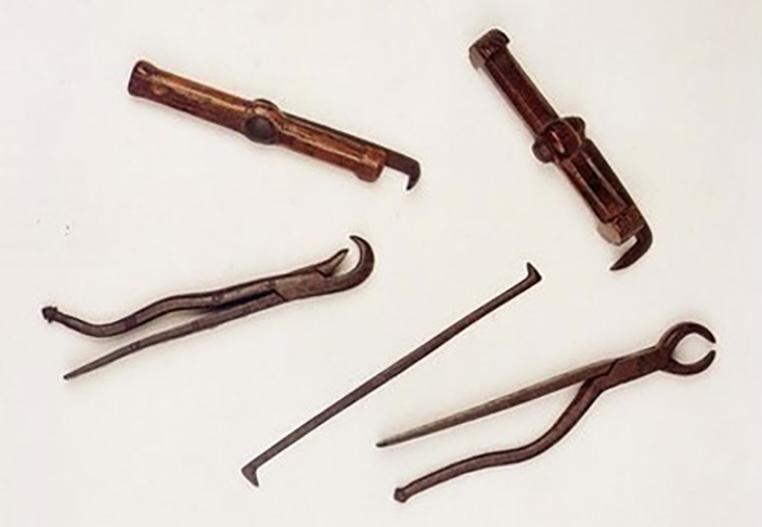 Tiradentes era pobre. AlÃ©m de alferes, ele era dentista.  E nÃ£o gostava de arrancar dentes. Preferia tratar. Instrumentos odontolÃ³gicos que ele usava foram leiloados em 4/7/1792, quase quatro meses apÃ³s sua morte. Francisco Xavier da Silveira comprou o lote inteiro por 800 rÃ©is.