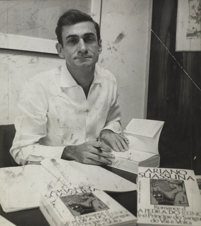 Ariano Suassuna se formou em Ciências Jurídicas e Sociais em 1950, pela Universidade Federal de Pernambuco (UFPE), mas nunca exerceu a profissão, pois ele se dedicou integralmente à literatura e ao teatro.