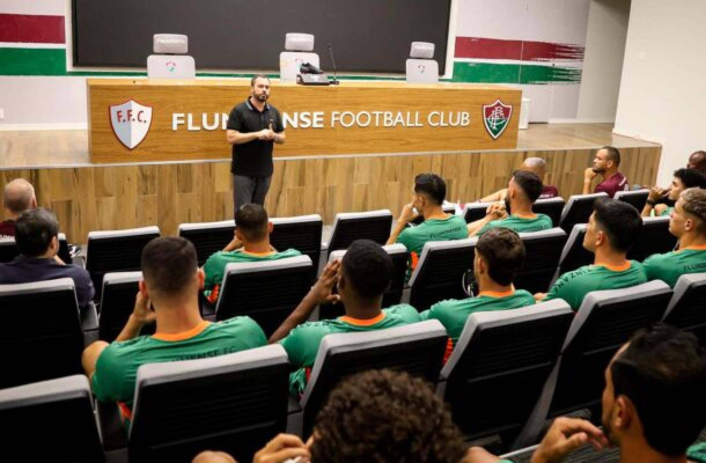 Fluminense muda perfil dos reforços e foca em juventude e intensidade física