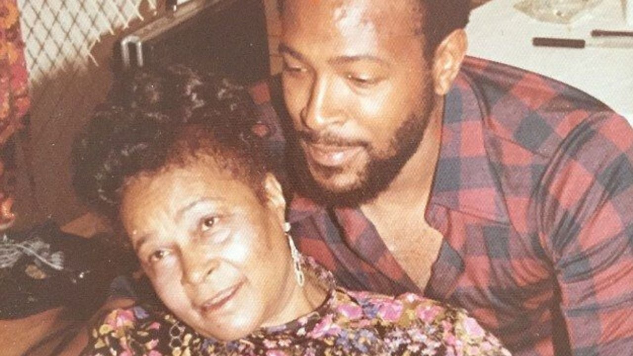 Marvin Gaye, um dos maiores nomes do R & B no mundo, estava fazendo uma turnê e ficou na casa da família. Houve relatos de que ele queria convencer a mãe, Alberta (com ele na foto), a se separar do marido, Marvin Senior, violento e abusivo. 