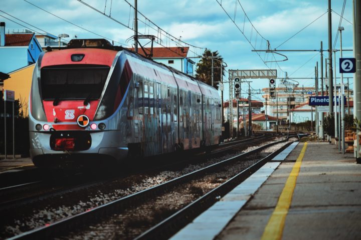 Além disso, outras rotas ferroviárias consideradas entre as mais longas do mundo incluem aquelas entre Sydney e Perth (Austrália), Dibrugarh e Kanyakumari (Índia), Hangzhou e Urumqi (China), e Changchun e Kunming (China).