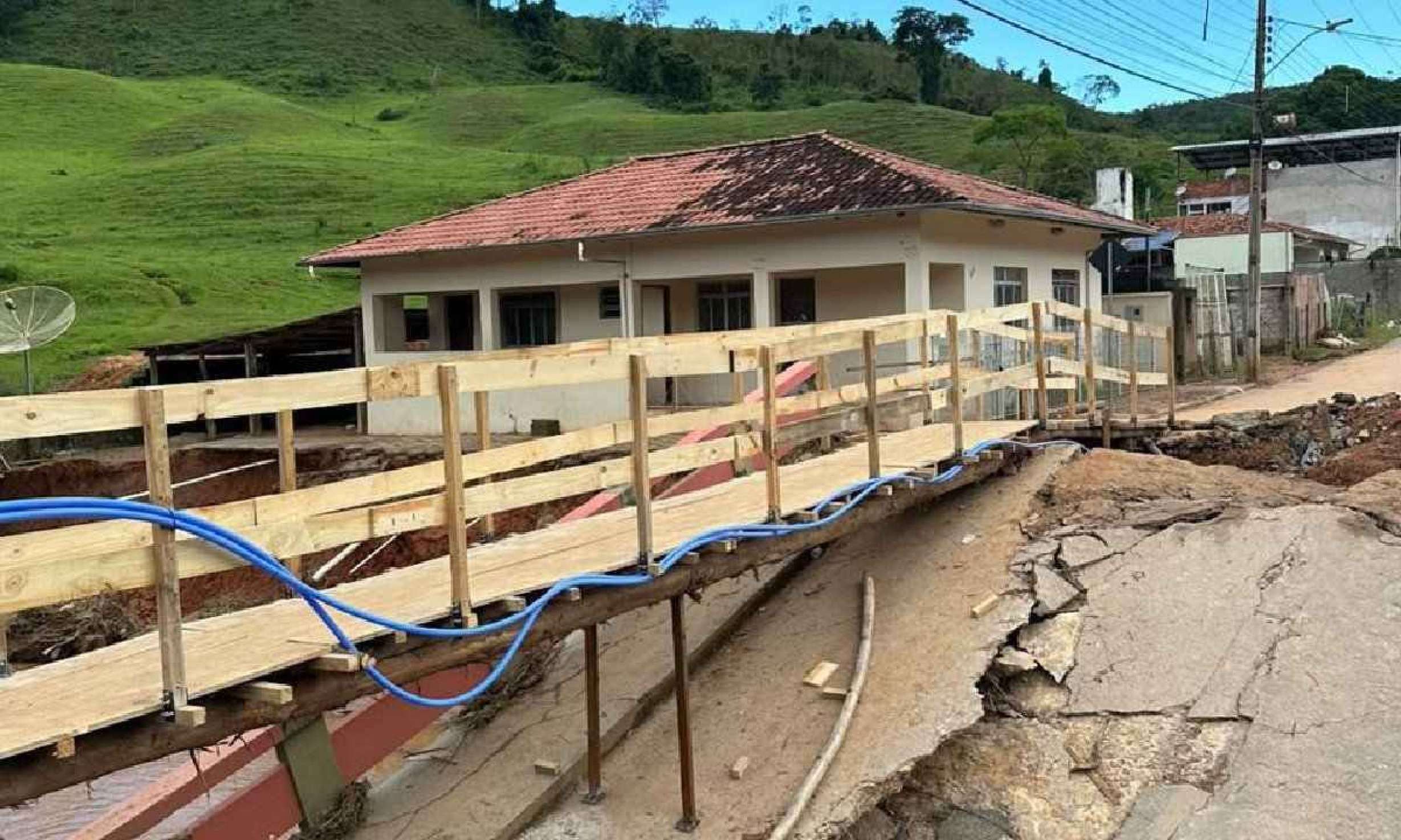 Uma ponte provisória de madeira foi construída para permitir o acesso ao centro da cidade de Dom Silvério