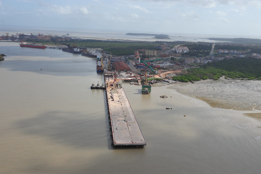 Sua localização estratégica no Norte do Brasil proporciona acesso direto aos mercados internacionais, reduzindo custos de transporte. O Porto do Itaqui é fundamental para a economia regional e para a infraestrutura logística do país, desempenhando um papel crucial na exportação de recursos naturais.