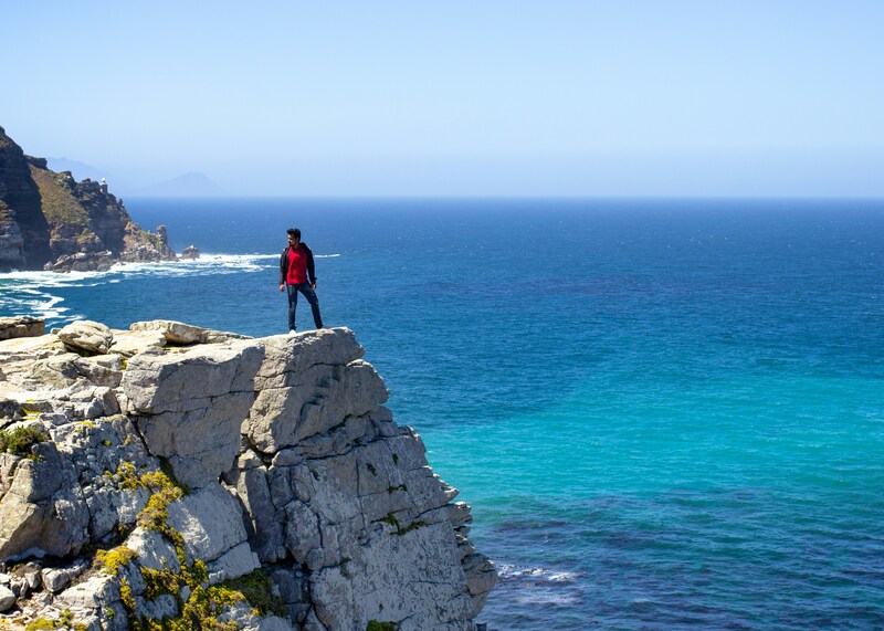 No litoral sul-africano fica o famoso Cabo da Boa Esperança, primitivamente chamado de Cabo das Tormentas. Ao descobrir esse caminho,  Portugal ampliou seu comércio com as Índias por não precisar mais se sujeitar ao domínio das cidades italianas no Mar Mediterrâneo.