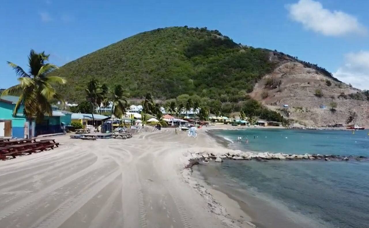 País: São Cristóvão e Nevis - Continente: América do Norte/ População: aproximadamente 53.000 habitantes/ Descrição: o menor país da América em termos de população, São Cristóvão e Nevis é conhecido por suas montanhas e praias. O turismo e a agricultura são as principais indústrias