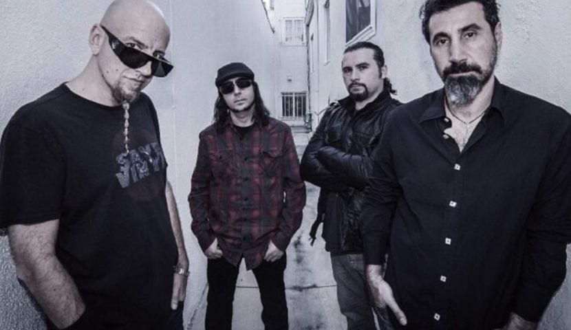 Nome da banda: System of a Down - Ouvir uma música de System of a Down é entrar em um mundo paralelo, pois o conjunto de sons dos diversos  instrumentos da banda criam canções totalmente diferentes e fora do convencional. 
