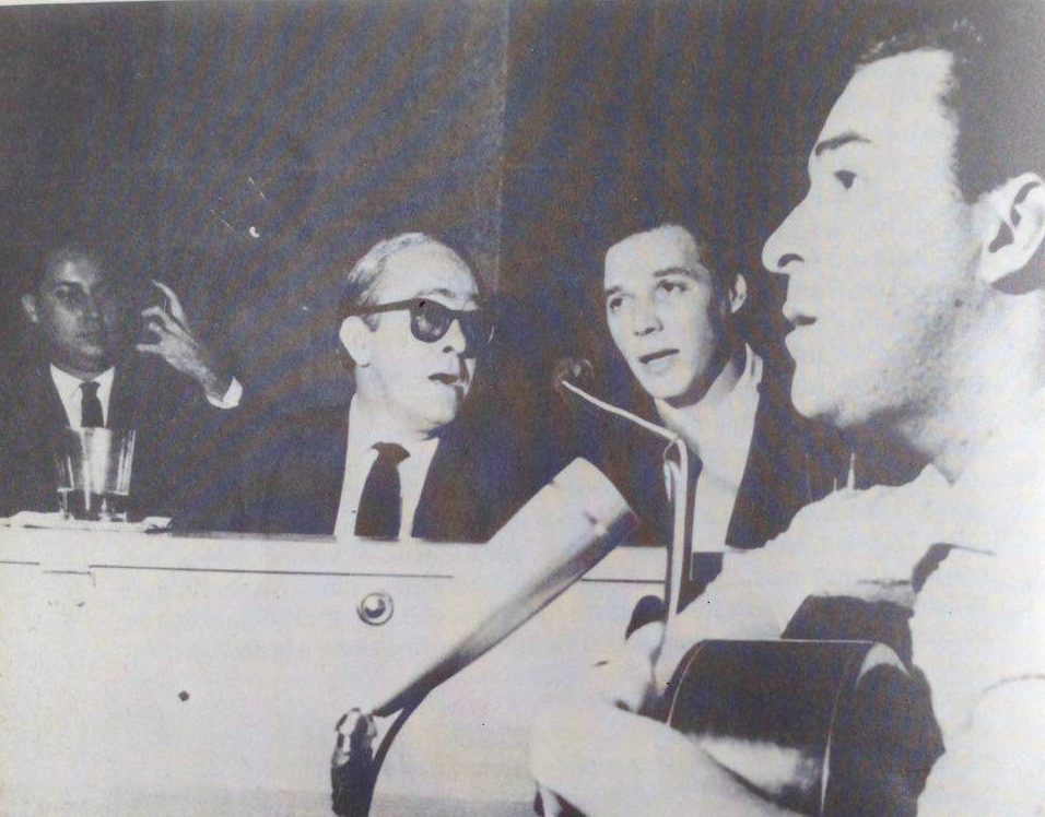 Curiosamente, os três se apresentaram no palco juntos apenas uma vez. Com o conjunto vocal Os Cariocas, Vinicius, Tom e João cantaram no restaurante Au Bon Gourmet, em Copacabana, em agosto de 1962. 
