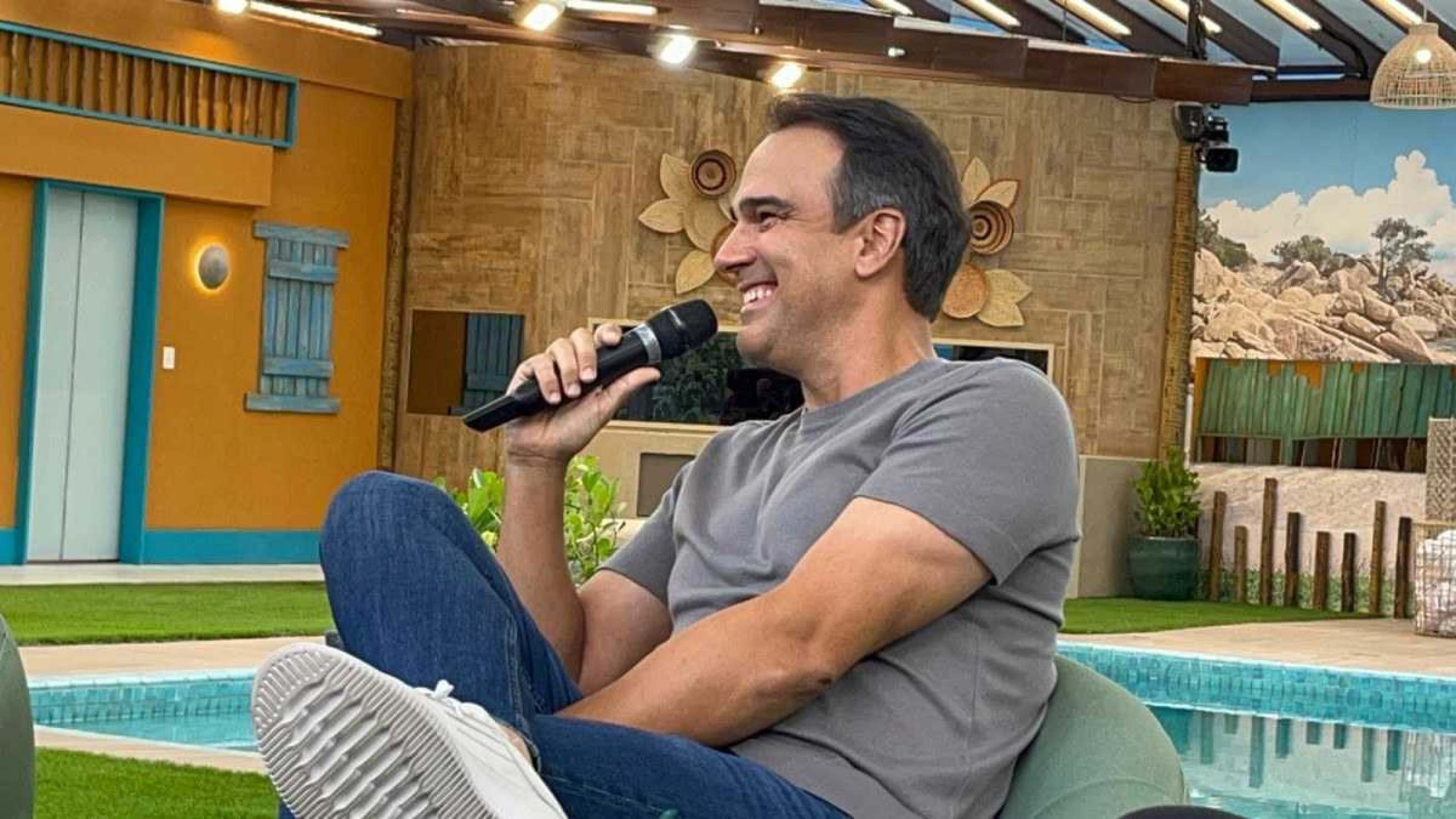 Tadeu Schmidt continua na apresentação do programa
