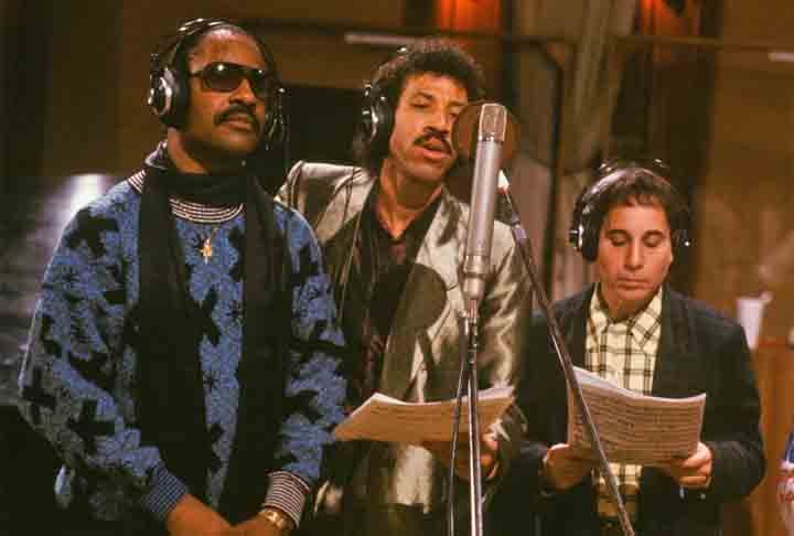 Na ocasião, ela decidiu testar quem iria reconhecer os artistas originais do clipe “We Are The World”, de 1985. Ela tinha dúvidas se os alunos jovens conheceriam os cantores que aparecem no famoso clipe. -Reprodução/Youtube