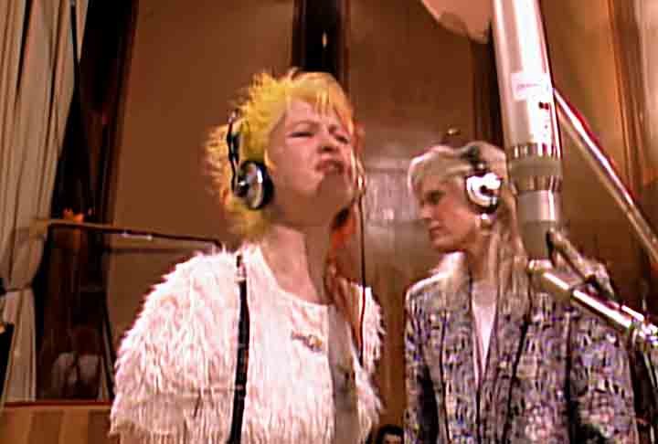 O clipe, que já tem mais de 40 anos, reuniu alguns dos maiores nomes da música mundial da época como parte de uma campanha beneficente para arrecadar fundos contra a fome na África.-Reprodução/Youtube