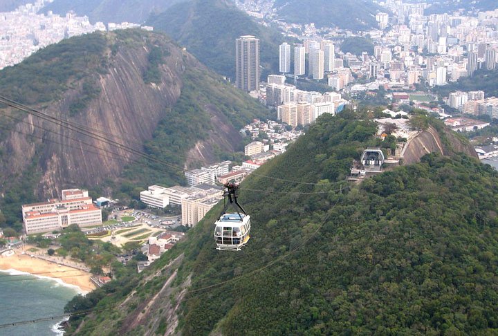 O percurso é dividido em duas fases, conectando a Praia Vermelha ao Morro da Urca e, subsequentemente, ao Pão de Açúcar. Cada etapa leva cerca de três minutos para ser concluída.