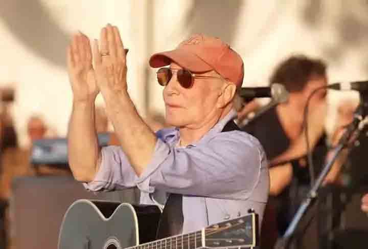 Paul Simon, considerado uma lenda do folk norte-americano, foi apontado como “aquele cara da série The Office”.-Reprodução/Youtube