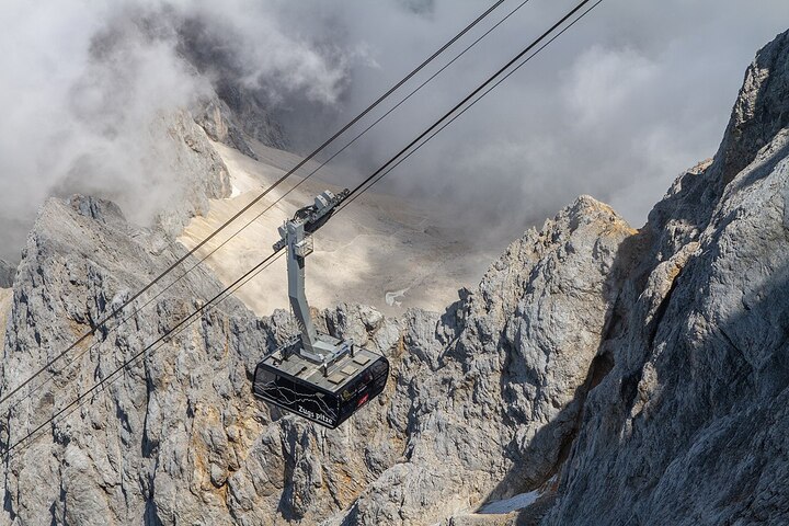 Seilbahn Zugspitze, Alemanha: Localizado nos Alpes, o Zugspitze chega ao ponto mais alto da Alemanha, a 2.960 metros de altura. De lÃ¡, dÃ¡ para ver a SuÃ­Ã§a e a ItÃ¡lia. O tempo total de travessia atÃ© o cume Ã© 10 minutos.