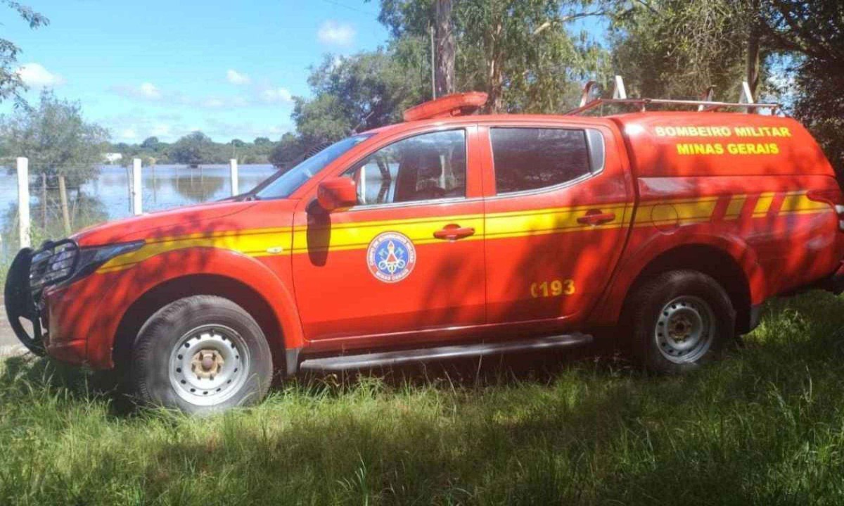 Equipe dos bombeiros foi acionada para retirar o corpo da vítima do local -  (crédito: CBMMG)