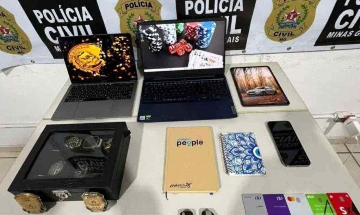 Durante a operação foram apreendidos computadores, celulares, cartões de banco e documentos que indicam movimentação financeira atípica -  (crédito: Divulgação/PCMG)