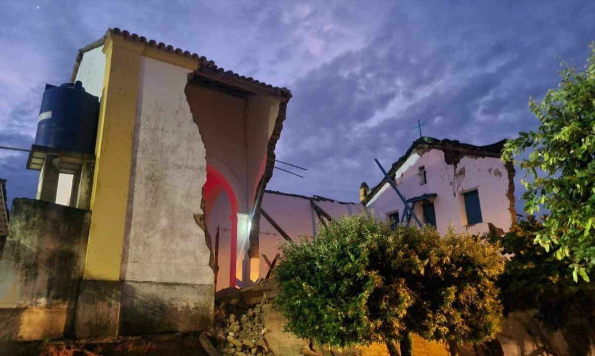 Uma parede lateral da igreja caiu e o telhado desabou durantes as fortes chuvas que atingiam o município de Cachoeira de Pajeú, no Vale do Jequitinhonha, em Minas Gerais -  (crédito: Paróquia Nossa Senhora Da Conceição/Cachoeira Do Pajeú/Divulgação)
