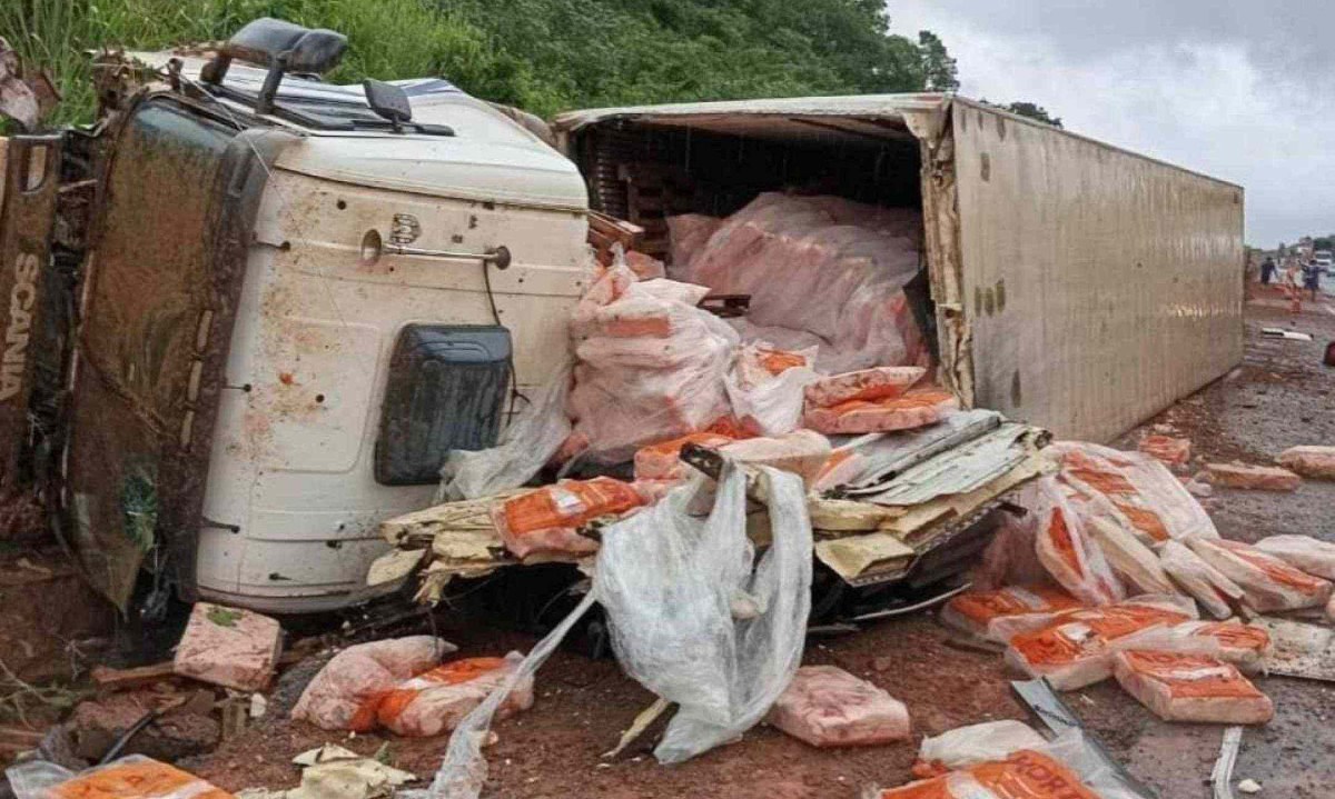 Devido a dinâmica do acidente, o motorista ficou preso sob a carreta e teve a morte confirmada pela equipe do Samu -  (crédito: CBMMG)