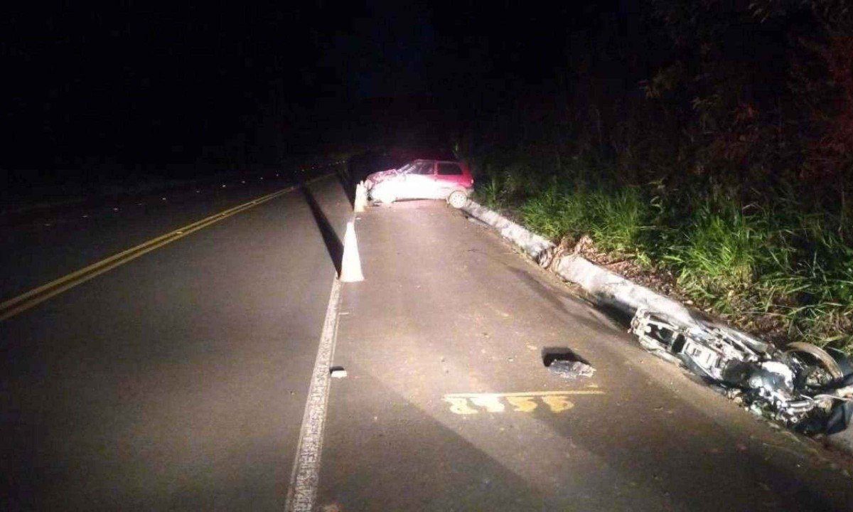 Acidente entre carro e moto matou uma pessoa na BR-265 -  (crédito: PMRv/Divulgação)