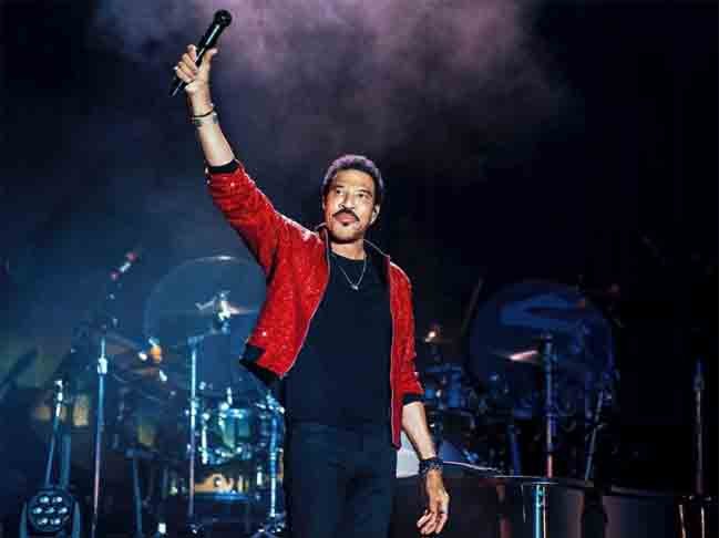 Ele também é um ganhador de vários prêmios, incluindo nove prêmios Grammy, dois prêmios American Music Awards e um prêmio Kennedy Center Honors.-Instagram @lionelrichie