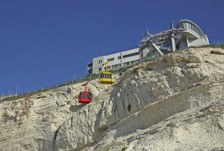 Teleférico de Rosh Hanikra, Israel: Liga a entrada do parque natural de Rosh Hanikra às grutas marítimas. Foi inaugurado em 1965 e se tornou uma das atrações mais populares de Israel. Com uma inclinação de 60°, é o teleférico mais íngreme do mundo.