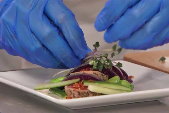 A combinação de azeitonas com outros ingredientes, como queijo feta, alho e ervas frescas, cria pratos saborosos e sofisticados que são apreciados em todo o mundo.