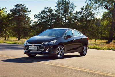 Após mais de 13 anos de história, as versões sedã e hatchback Sport6 do Chevrolet Cruze deixaram de ser vendidas no Brasil. A produção desses modelos na Argentina acabou em dezembro de 2023, mas o carro permaneceu disponível no mercado brasileiro até agosto de 2024, quando foi oficialmente retirado do site da Chevrolet, marcando o fim de sua jornada global. -  (crédito: - Divulgação)