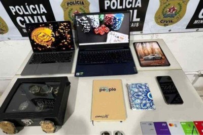 Durante a operação foram apreendidos computadores, celulares, cartões de banco e documentos que indicam movimentação financeira atípica -  (crédito: Divulgação/PCMG)