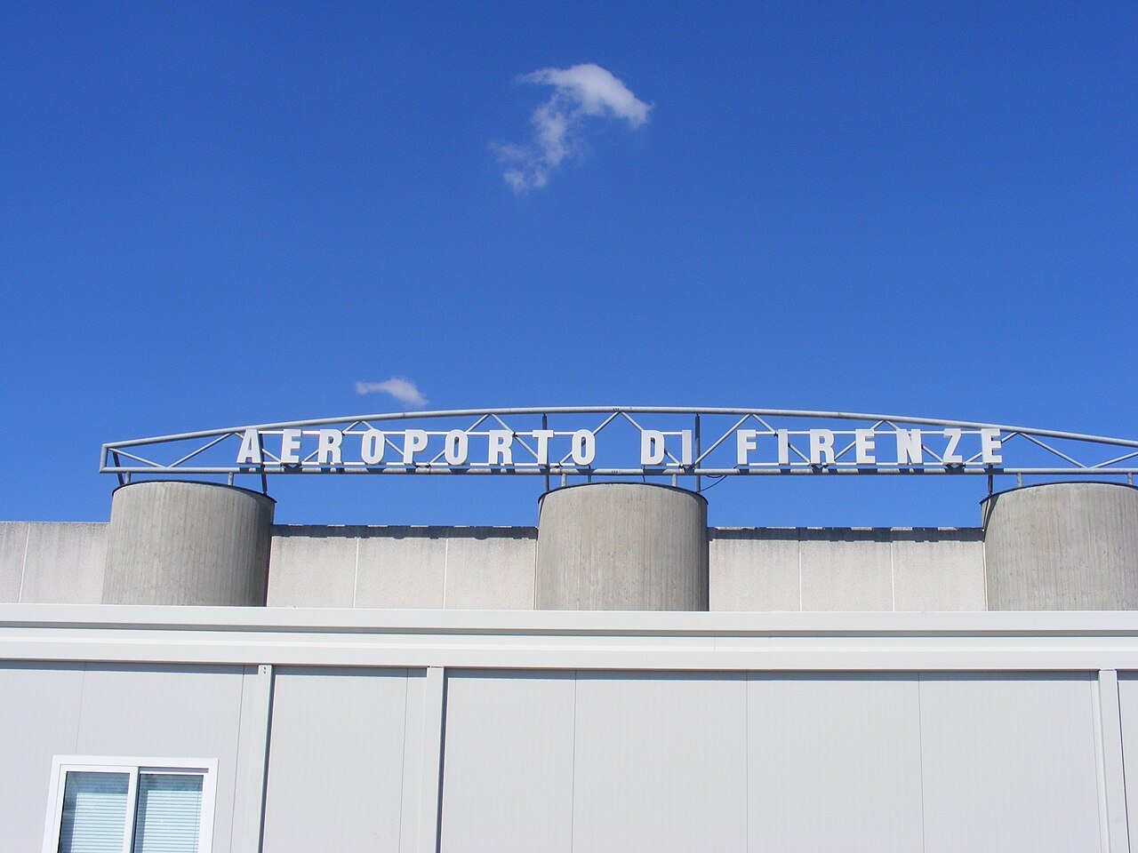 O escritório de arquitetura Rafael Viñoly Architects é o responsável pela extensa reforma no aeroporto da capital da Toscana. 