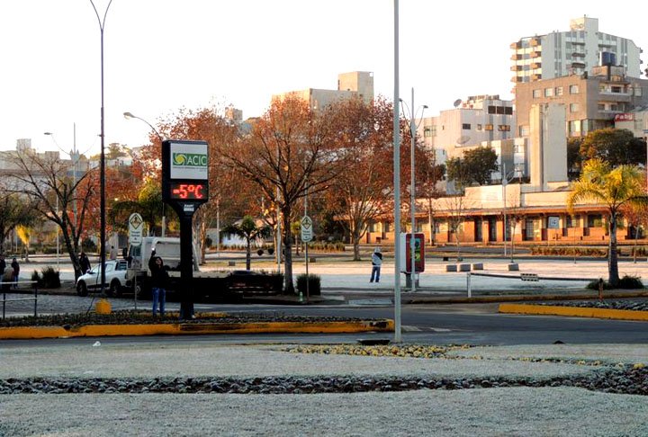 CaÃ§ador (SC) - Fica a 920 metros de altitude e tem 79 mil habitantes. Embora a mÃ©dia no inverno seja de 4ÂºC, foi a cidade que registrou oficialmente a menor temperatura no Brasil: -14ÂºC, em 1952. 