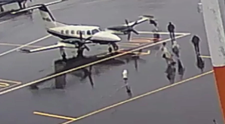 Ironicamente, a mãe de Galeazzi, Maria Leonor, também faleceu em acidente aéreo em 2010. Na época, Maria Leonor tinha 69 anos e era a única passageira . Ela e o piloto morreram na hora. 