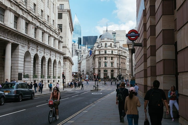 Ela soube por meio de um centro de apoio a brasileiros em Londres sobre a possibilidade de aderir ao programa de retorno voluntário, que oferecia passagem aérea e assistência financeira. 