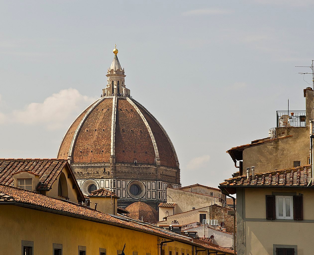 O aeroporto pode ser visto do Duomo da Catedral de Florença, por exemplo.  Um dos cartões postais mais famosos do mundo e um dos principais símbolos do turismo na Itália. 