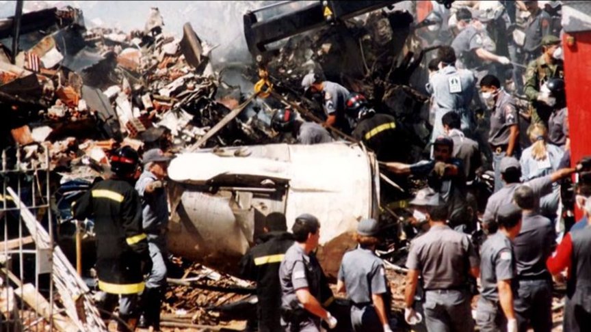 31/10/1996. Um Fokker 100 da TAM caiu na Rua LuÃ­s Orsini, em Jabaquara, SÃ£o Paulo, causando a morte de 99 pessoas: todos os 96 passageiros e tripulantes, alÃ©m de trÃªs pessoas no solo. O aviÃ£o tinha saÃ­do de Caxias do Sul (RS) e ia para Recife, com escalas em Curitiba, SÃ£o Paulo e Rio de Janeiro. 