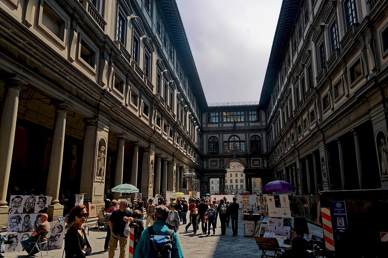 Muitas dessas belezas artísticas podem ser vistas na Galeria degli Uffizi, um dos mais antigos palácios da Itália. 