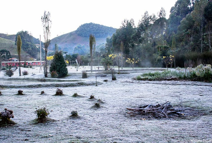 Gonçalves (MG) - Fica na Serra da Mantiqueira, a 1.350 metros de altitude. Tem 4.200 habitantes. Nos dias mais frio, os termômetros registram 0ºC, com fortes geadas. 