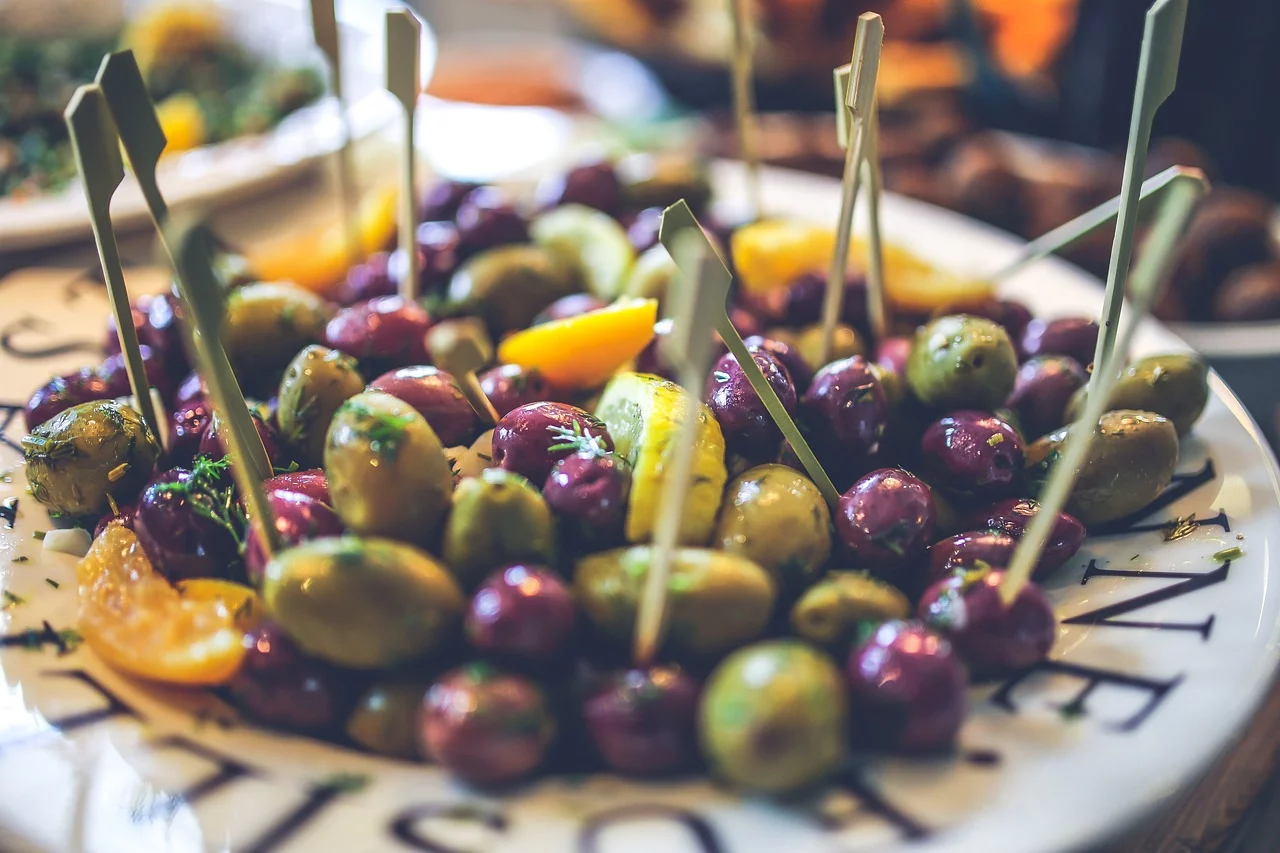 As azeitonas e o azeite de oliva geram, também, benefícios à saúde. São ricos em antioxidantes, especialmente polifenóis e vitamina E, que ajudam a combater o estresse oxidativo e a reduzir a inflamação.