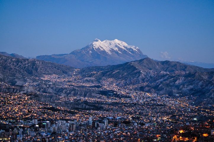 A cidade foi construída em uma altitude de 3.640 metros acima do nível do mar, o que torna o transporte público tradicional, como ônibus e carros, difícil e caro.