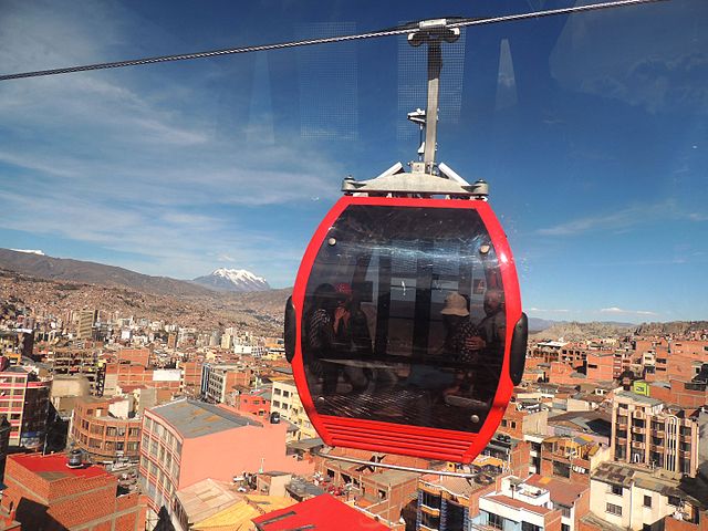 Além de auxiliar na locomoção das pessoas, o bondinho se tornou bastante popular entre os turistas, já que proporciona uma excelente vista dos Andes.