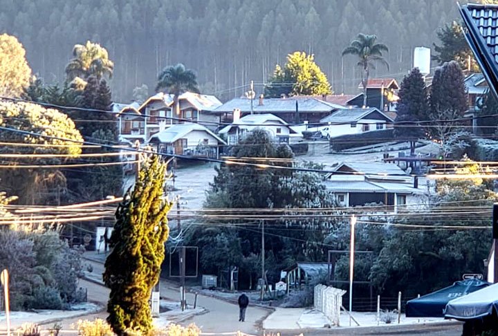 Monte Verde (MG) - Fica na divisa de Minas Gerais com São Paulo, na Serra da Mantiqueira, a 1.555 metros de altitude. Daí o frio, na faixa de 2ºC no inverno. Tem 4.200 habitantes. 