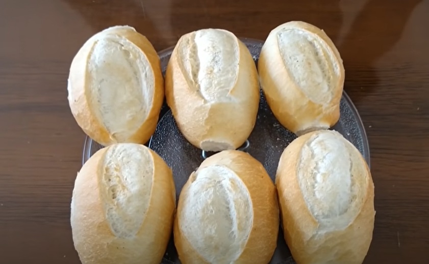 No começo do século 20, brasileiros que voltaram da França - encantados com as famosas baguetes de lá - sugeriram esse pão menor, com massa mais clara do que os pães portugueses e italianos que já existiam no Brasil.