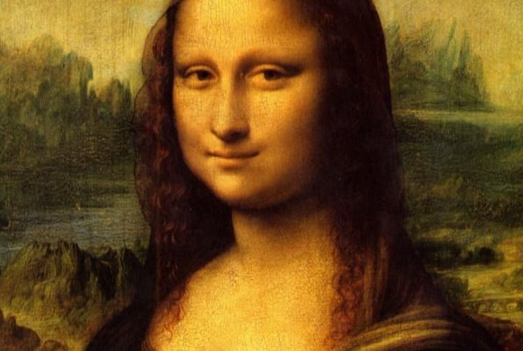 Entre as principais atrações, estão a Monalisa,  obra-prima de Leonardo da Vinci ;  Vênus de Milo, escultura grega clássica que simboliza a beleza e a perfeição da arte antiga; e Vitória de Samotrácia, imponente escultura helenística, retratando a deusa Nike.
