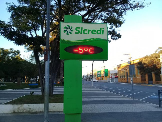 São Gabriel (RS) - A 320 km de Porto Alegre, a cidade fica a apenas 114 m de altitude, mas recebe ventos gelados: o minuano, de origem polar, e o pampeiro, do Pampa argentino.  O inverno registra geadas frequentes. Tem 62 mil habitantes. 