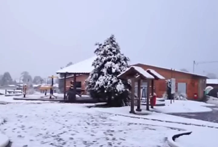 São José dos Ausentes (RS) - É a cidade gaúcha mais fria, com geadas frequentes e neve quase todos os anos. No verão, a temperatura média é de 18 °C. Entre maio e julho, pode atingir -4°C. Ali fica o ponto mais alto do estado: o “Pico”, com 1.403m. Tem 3.600 habitantes. 
