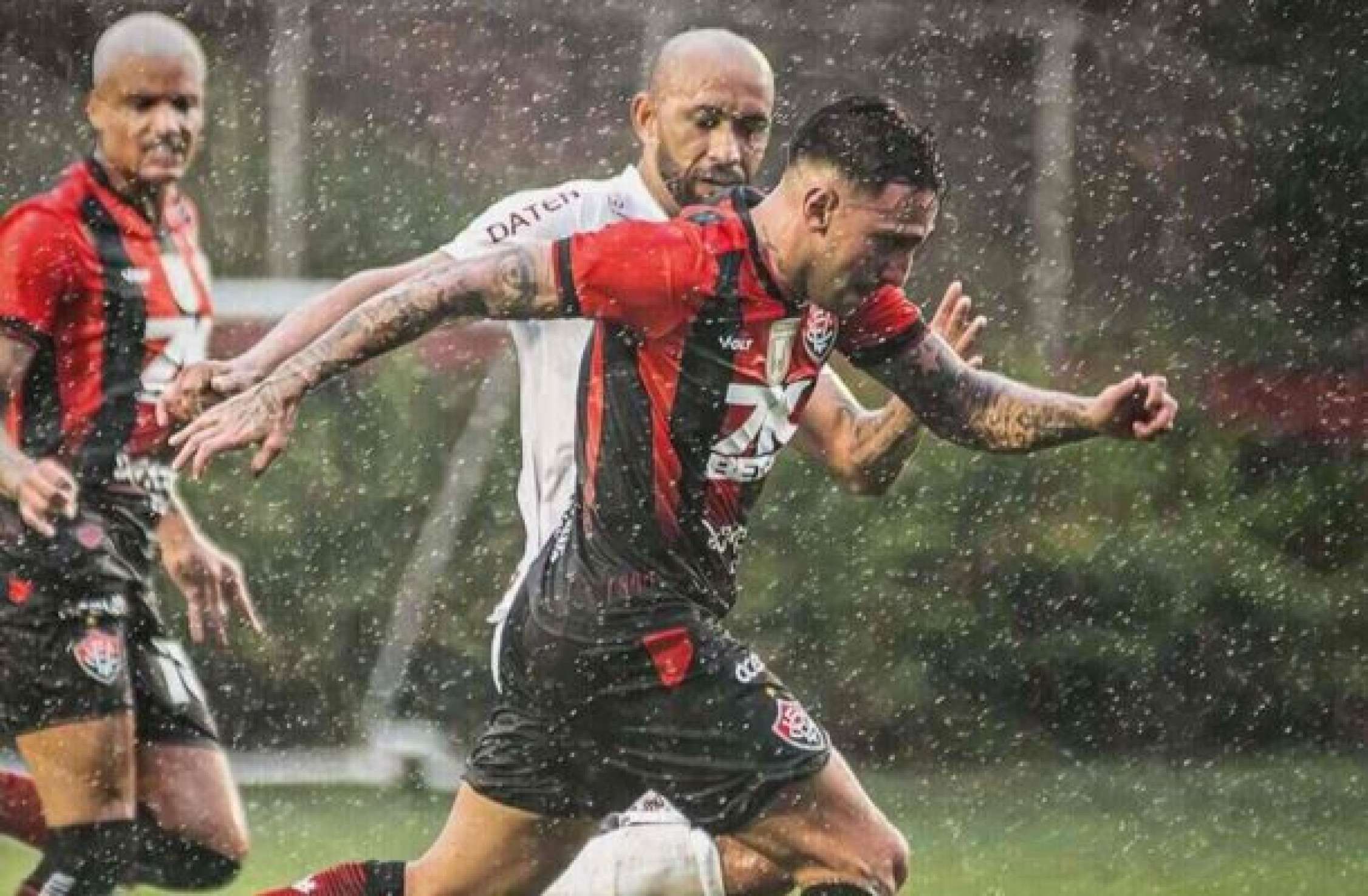 Com gramado encharcado, Vitória tropeça na estreia do Campeonato Baiano