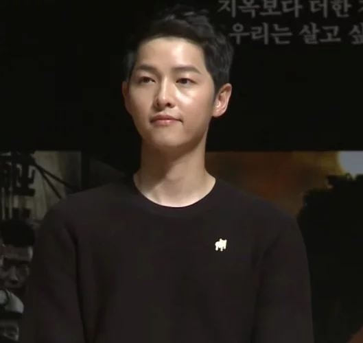 Song Joong Ki é um renomado ator sul-coreano, conhecido por suas atuações em dramas como 