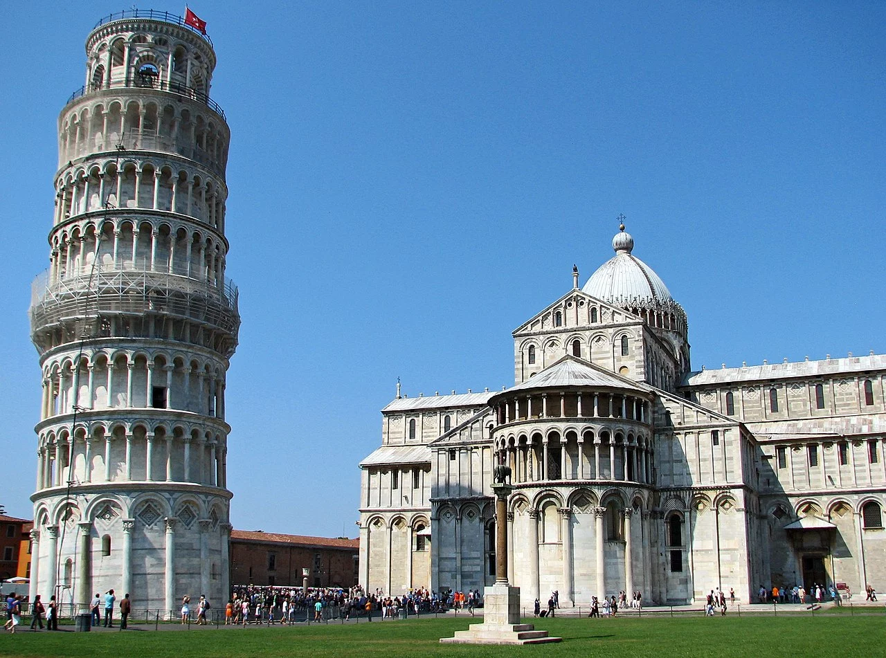 Pisa (com sua famosa torre - foto), San Gimignano, Luca, Arezzo e Pieza são outras cidades da Toscana bastante visitadas por turistas.  