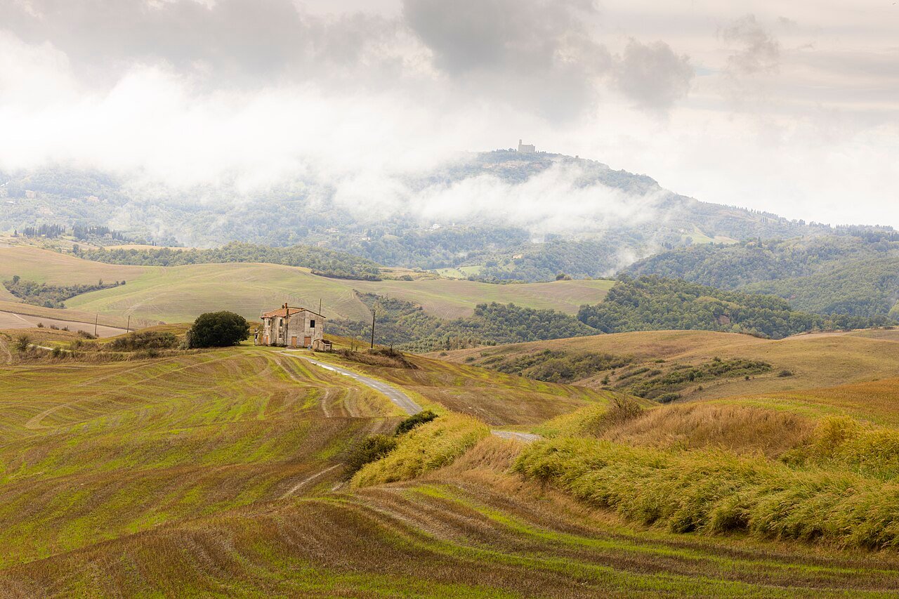 As estradas que ligam as cidades da Toscana oferecem paisagem arrebatadora, com colinas verdejantes e vinhedos que já serviram de fotografia para filmes românticos. 