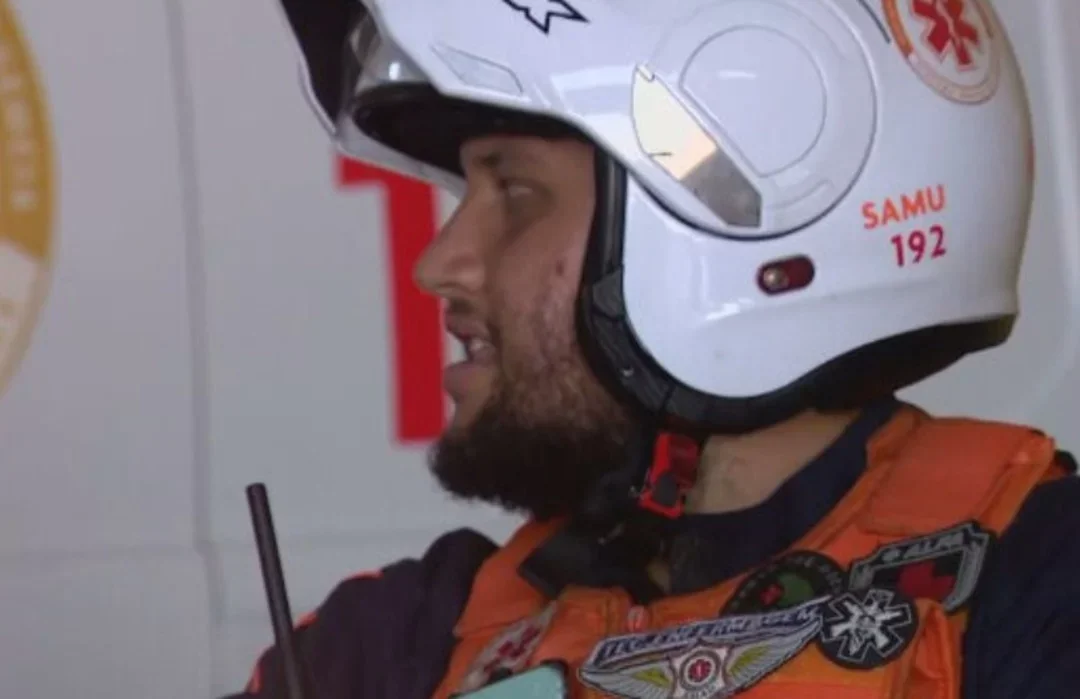 O sistema de atendimento começa quando alguém liga para o telefone 192, do Samu, pedindo por socorro. Uma moto, então, é enviada, completamente equipada, para uma assistência rápida.