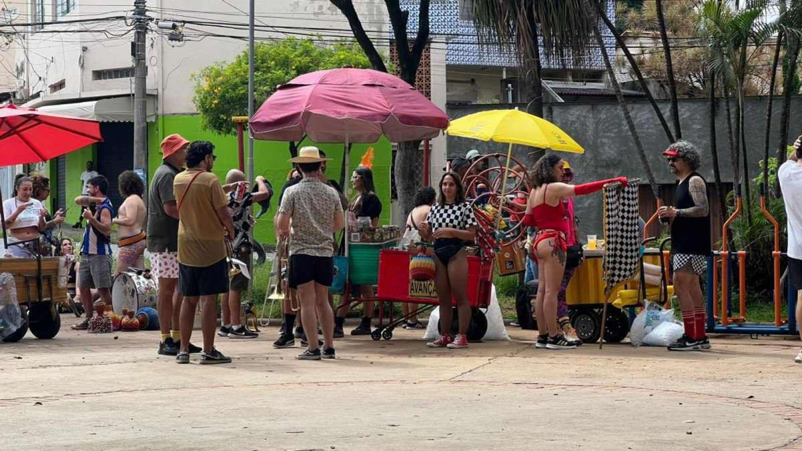 Foliões se reuniram na Praça Santa Rita, no Bairro Esplanada, para acompanhar o bloco Unidos do Queima Largada